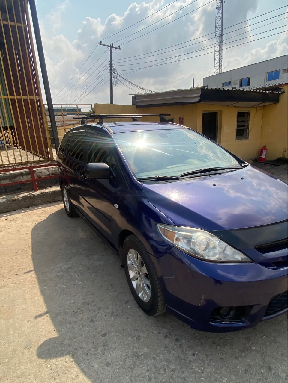 A picture of 08 Mazda 5 mini van