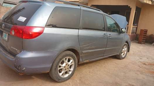 A picture of Toyota Sienna 2006 model untouch ENGINE and Gear perfect AC