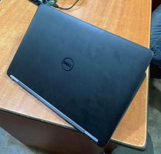 A picture of Dell latitude E7270