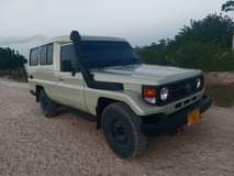 A picture of Toyota landcruiser hard top nauza million 40 maongezi kwenye gari