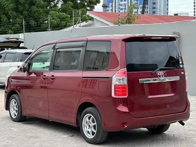 A picture of TOYOTA NOAH