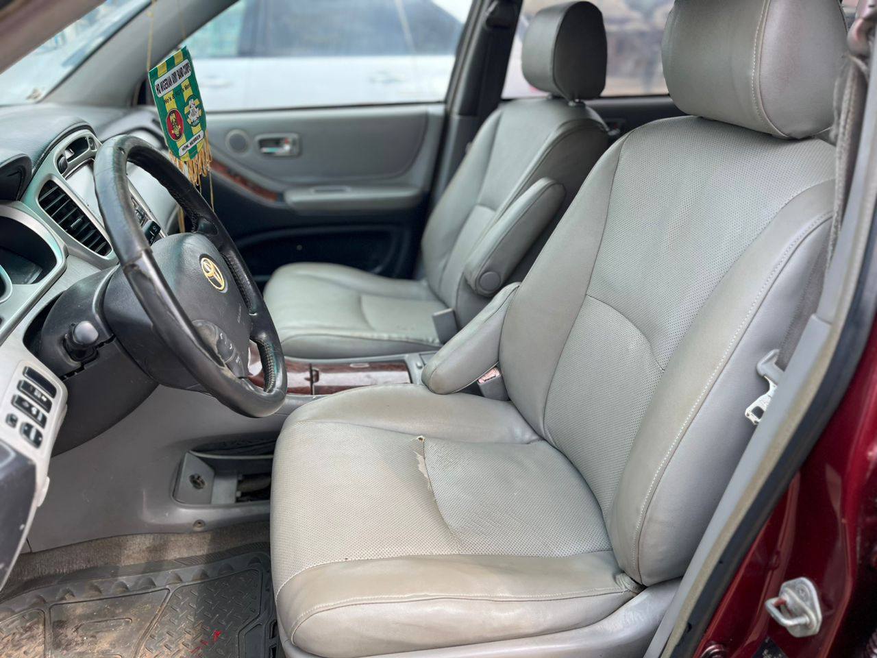 A picture of Very clean 05 Toyota Highlander