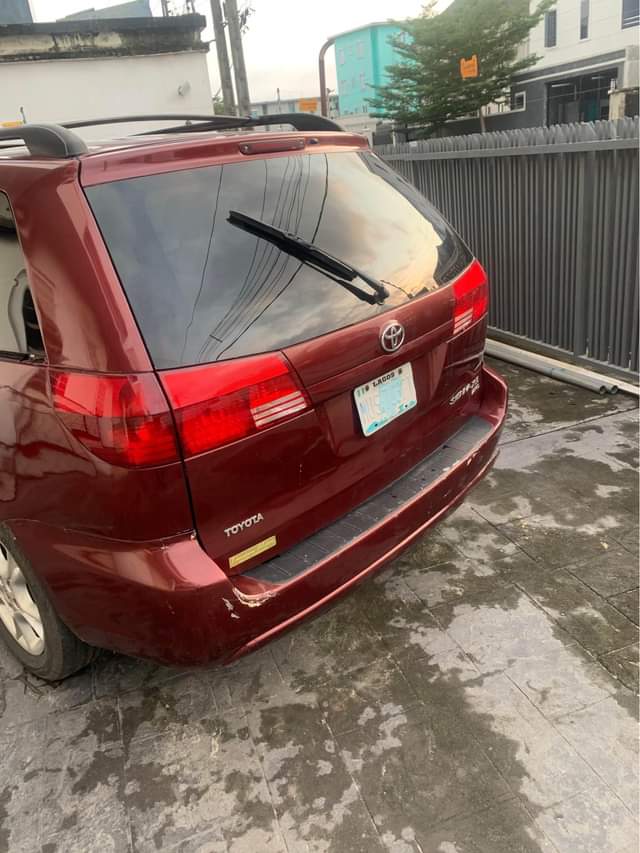 A picture of Toyota Sienna 2005 model 08067746090 