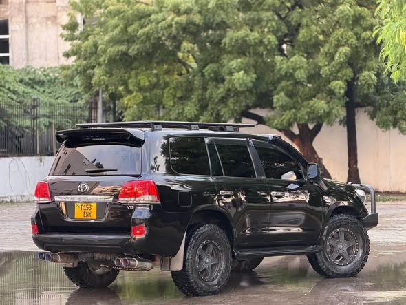 A picture of TOYOTA LAND CRUISER 200 YA MWAKA 2010 NAMBA ENX INAUZWA
