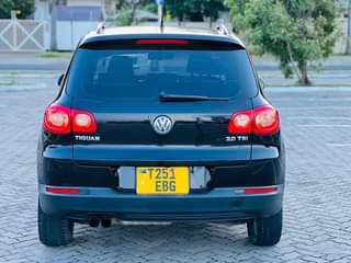 A picture of VOLKSWAGEN TIGUAN Top Speed 260Km hr 4MOTION GEAR Year 2008
