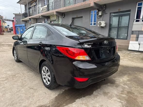 A picture of HYUNDAI ACCENT 2012
