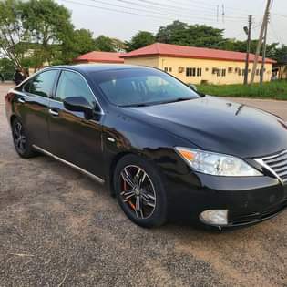 A picture of Es 350 Black