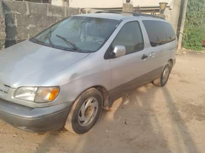 A picture of Toyota sienna 2001 model