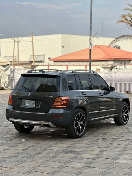 A picture of Sari sari sari sari Mercedes Benz glk
