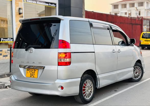 A picture of TOYOTA NOAH NEW SHAPE DPZ Price TZS 10 5M MAONGEZI