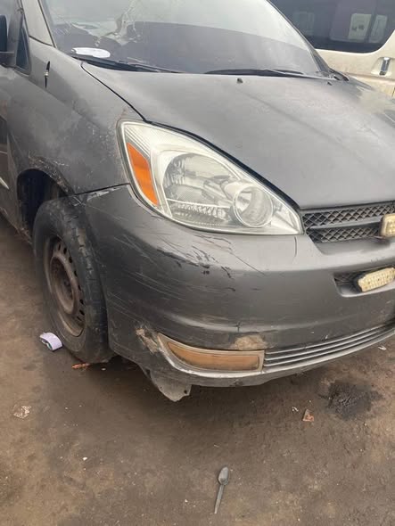 A picture of Toyota sienna 05
