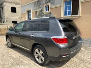 A picture of This is fully loaded Toyota Highlander 2013 model direct toks