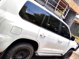 A picture of TOYOTA LANDCRUISER V8 2019