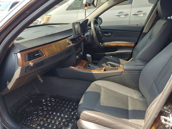 A picture of BMW 323i