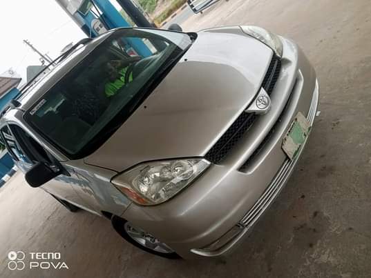 A picture of Toyota Sienna 05