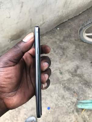 A picture of Samsung galaxy S10 RAM 8GB ROM 128GB contact 0623024368 Location