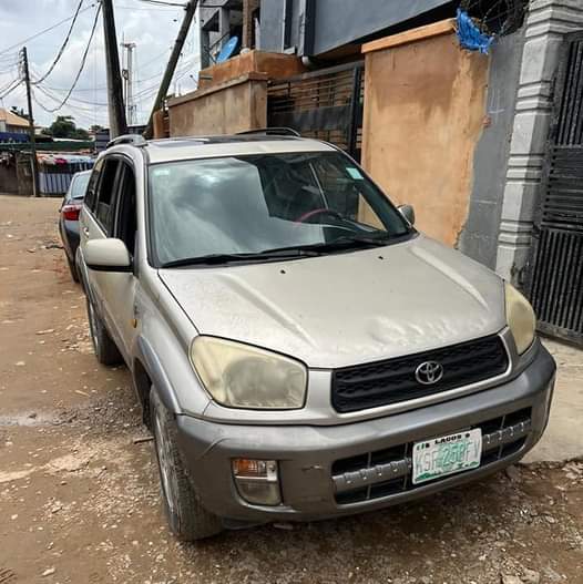 A picture of Toyota Rav 4 2005 First body registered 09066107030 
