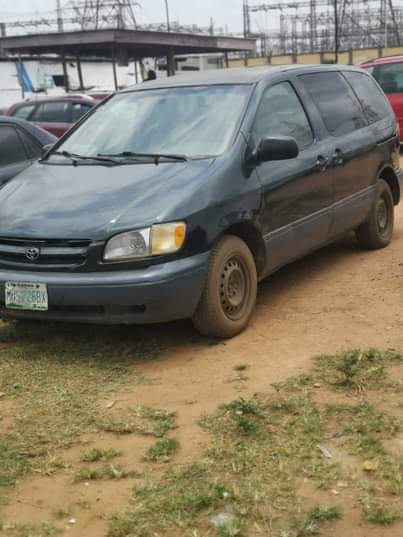A picture of Toyota sienna Engine 100 Gear 100 Fix no battery Going
