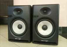 A picture of ZOA SPIKA ZA STUDIO KWA BEI POA 1 2M BADO