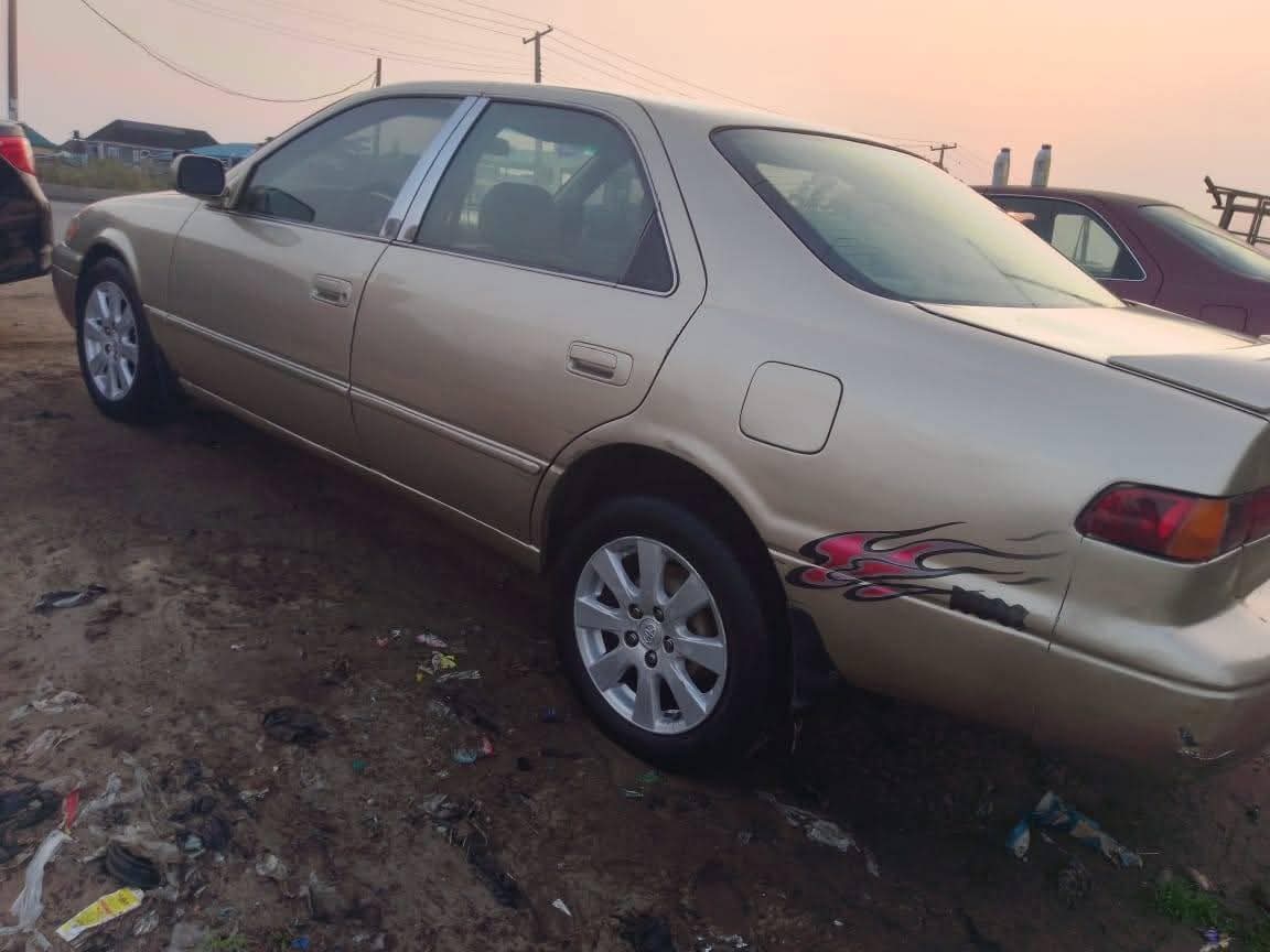 A picture of Toyota Camry tiny light 4 plug first body beked