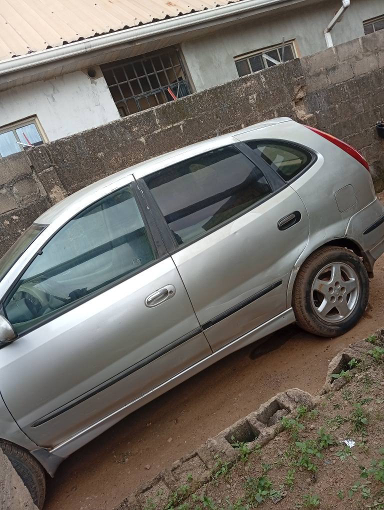 A picture of Nissan Amera tino