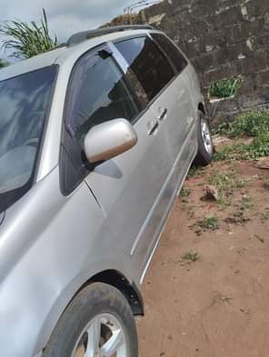 A picture of Clean 2006 Toyota sienna Everything is intact Sharp leather interior