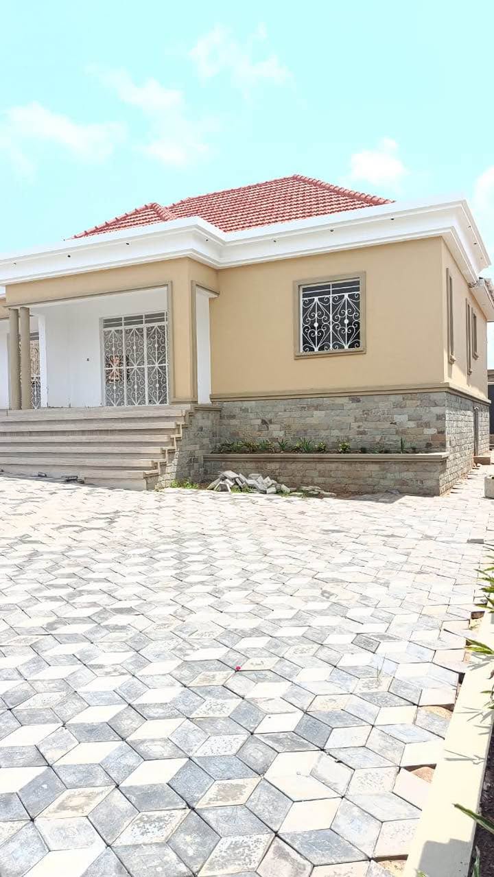 A picture of 3 beds 2 bath House