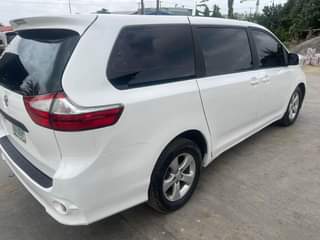 A picture of Toyota sienna 2013