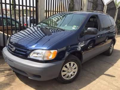 A picture of Toyota Sienna LE 2002