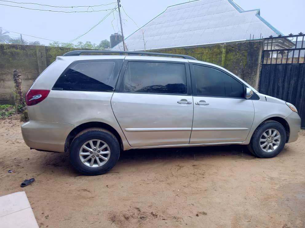 A picture of Toyota sienna