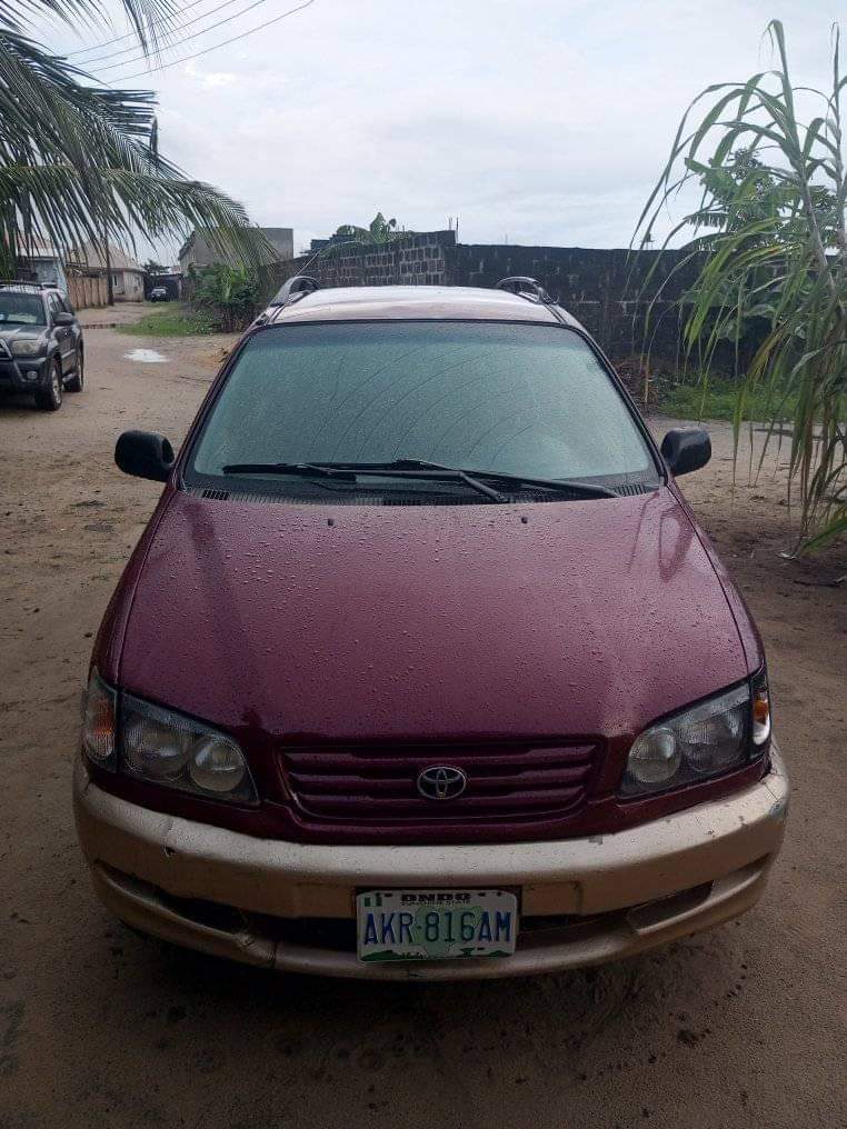 A picture of 2001 Toyota picnic