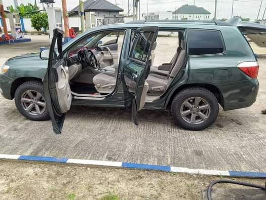 A picture of Toyota Highlander For Sale Flashed Engine 100 Gear 100 Interior