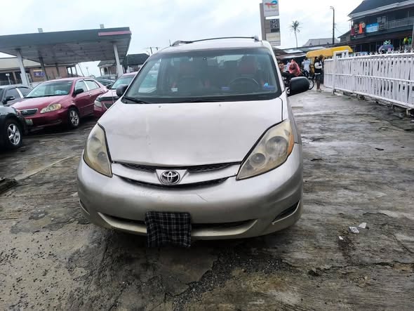 A picture of Toyota sienna 06