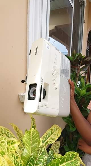 A picture of Projector used toka UK kwa bei poa 220 000 tu
