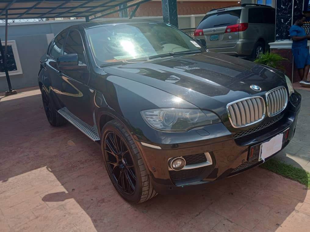 A picture of Super clean 2010 BMW. X6