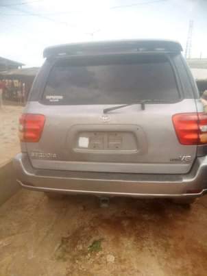 A picture of 2004 Toyota Sequoia