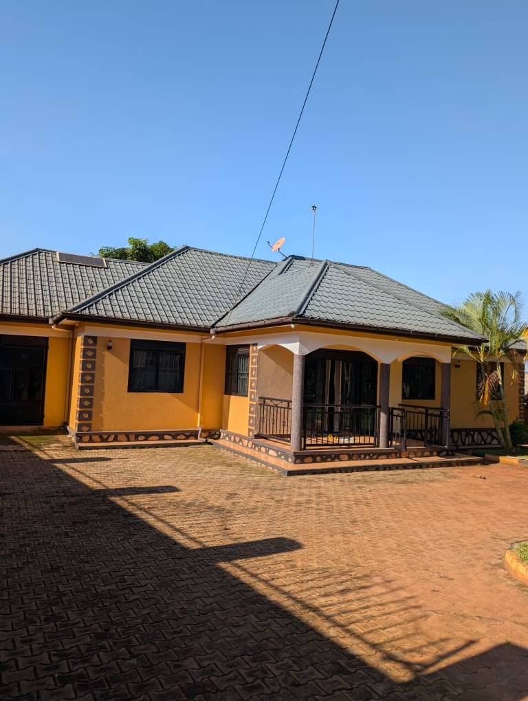 A picture of 4 beds 2 bath House