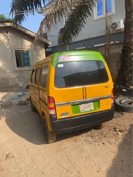 A picture of Mini bus belt engine and also a manual transmission