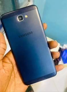 A picture of Samsung j7 prime