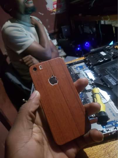 A picture of Iphone SE