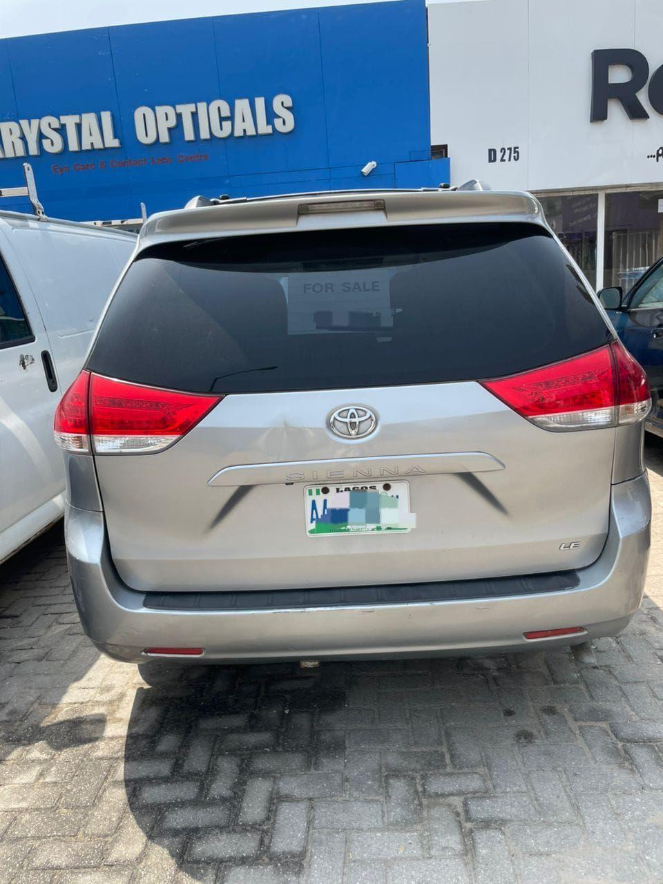 A picture of Toyota Sienna 2012