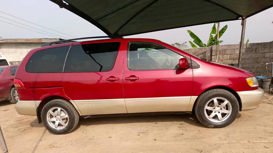 A picture of TOYOTA SIENNA