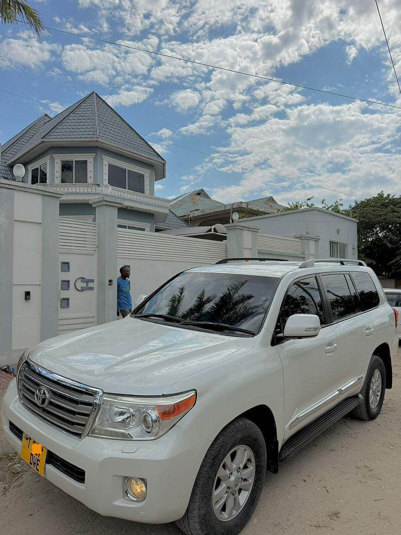 A picture of TOYOTA LAND CRUISER VX V8 D4D FOR SALE