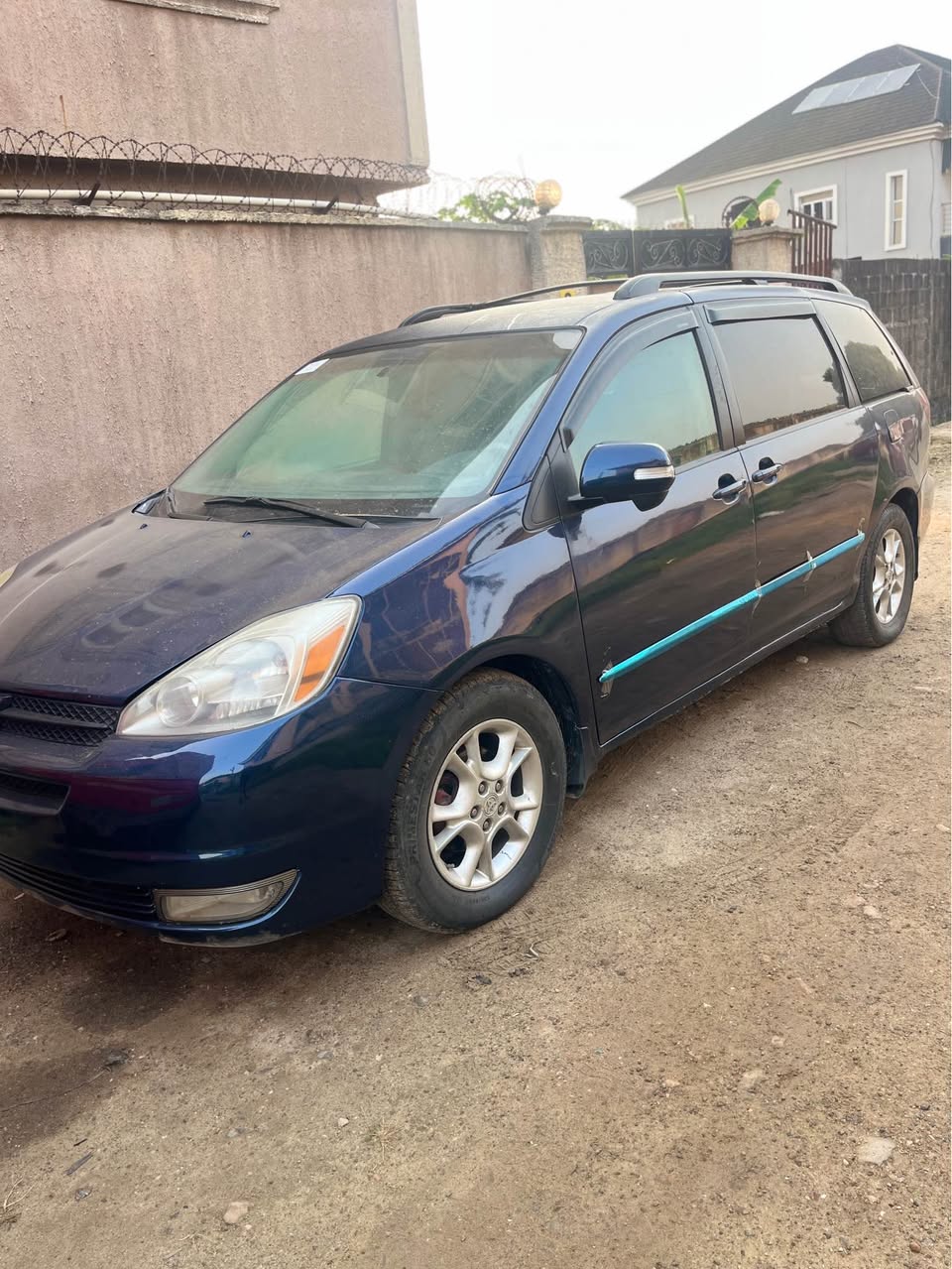 A picture of Toyota Sienna 06