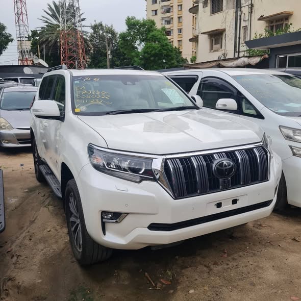 A picture of Toyota Lc prado TXL 2017 18 with Sunroof seats 8