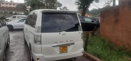 A picture of Toyota noah at only 25m