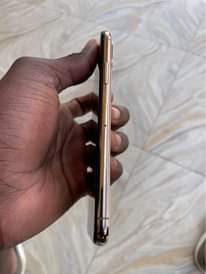 A picture of IPhone XS in good Condition with Face ID