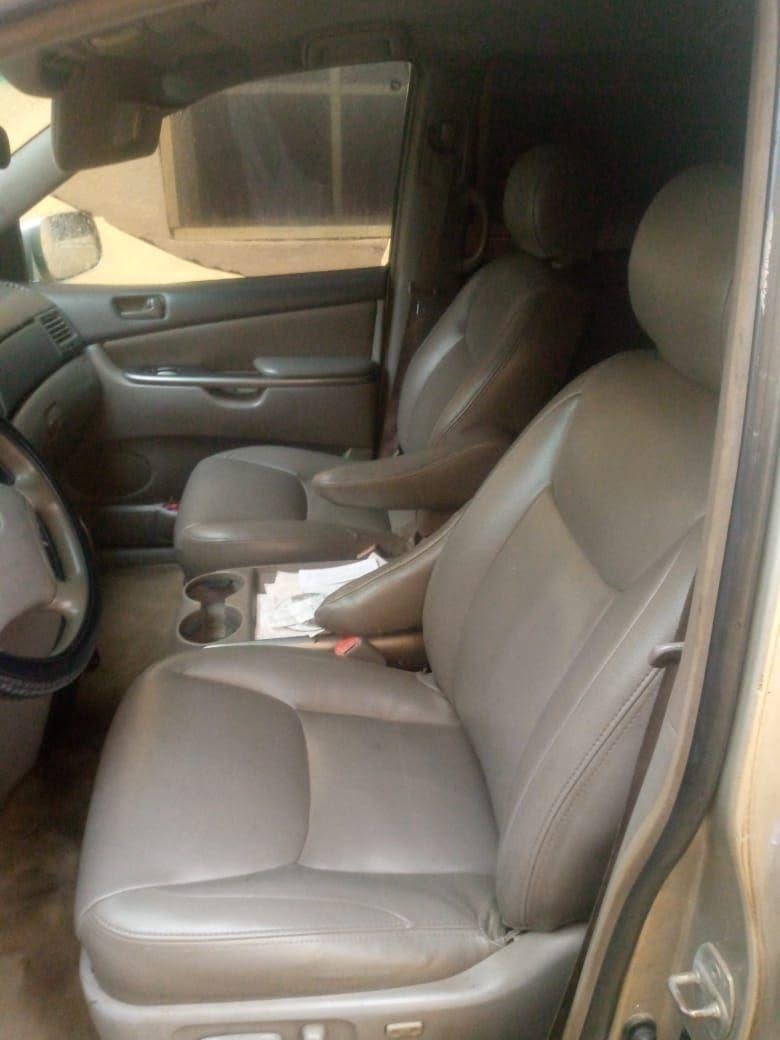 A picture of Toyota Sienna 07
