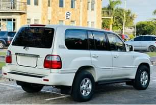 A picture of Toyota land cruise amazon bei milion48 ipo dar piga cm