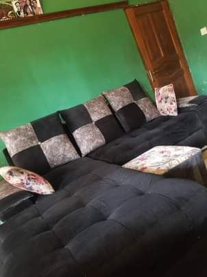 A picture of L sofa set for sale
